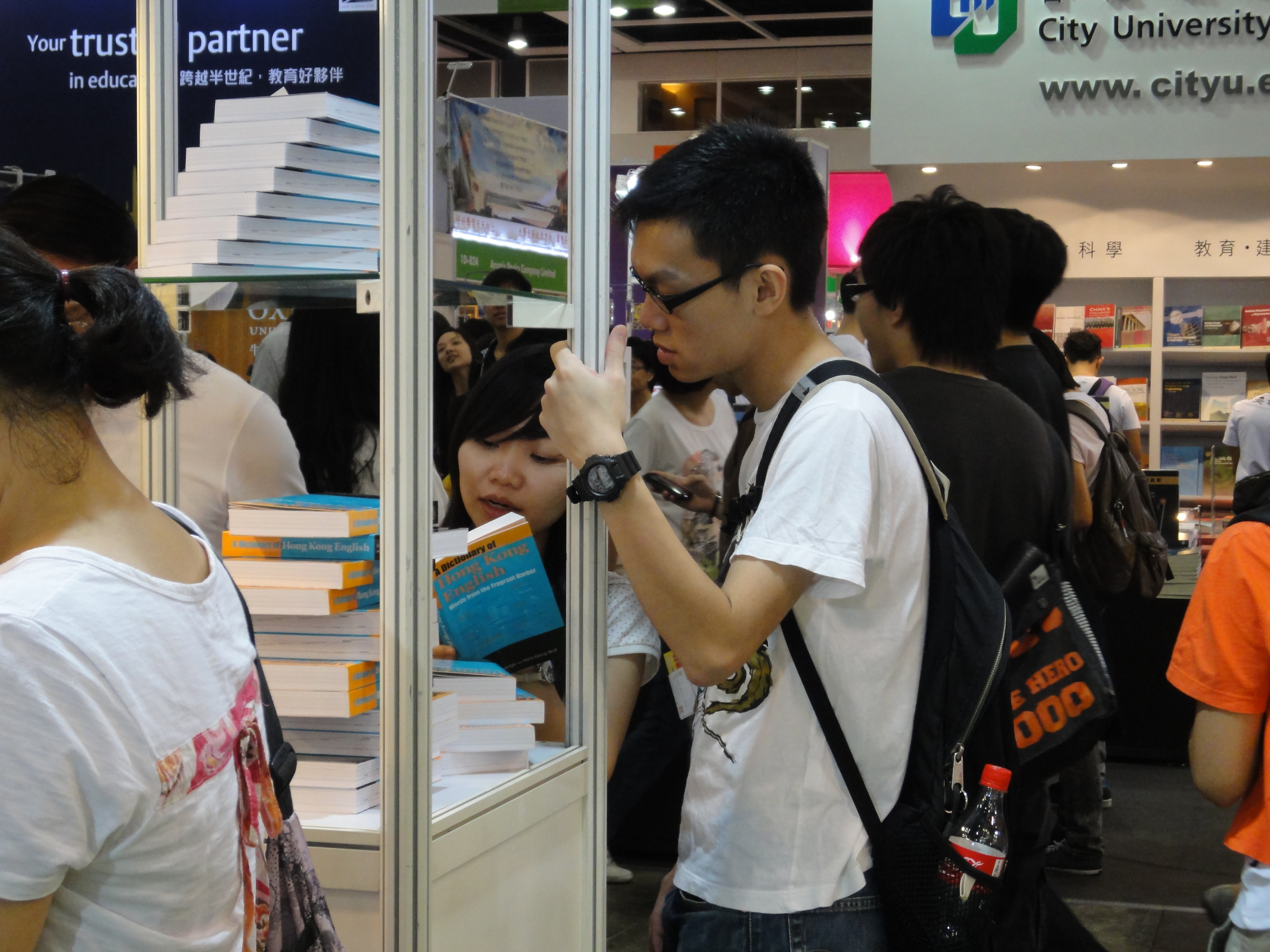 Image of Students buying the Dictionary of Hong Kong English